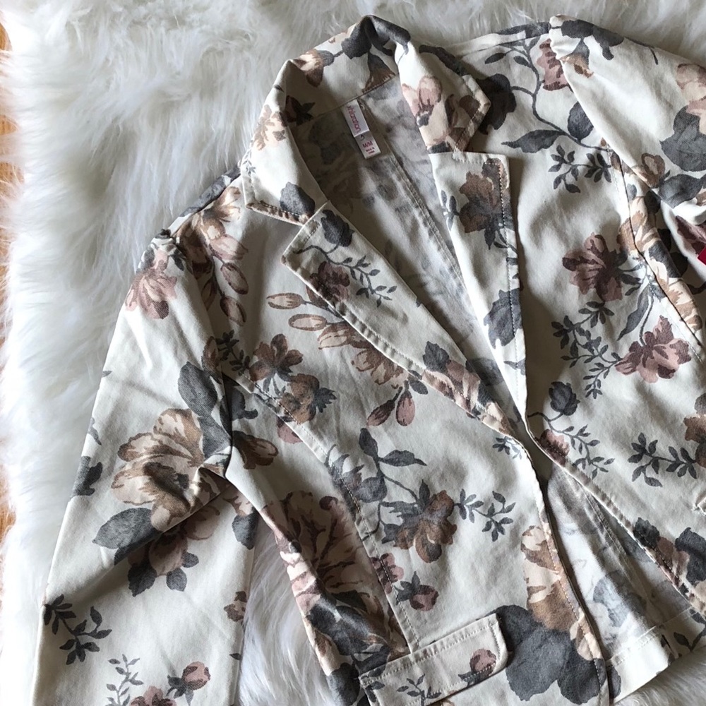 NWT! Lightweight Floral Jacket-Beautiful!